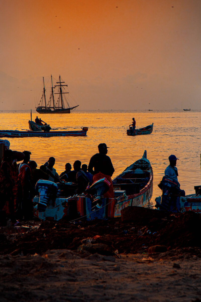Marché de Soumbédioune Coucher du Soleil – Artisanat et vie locale sénégalaise