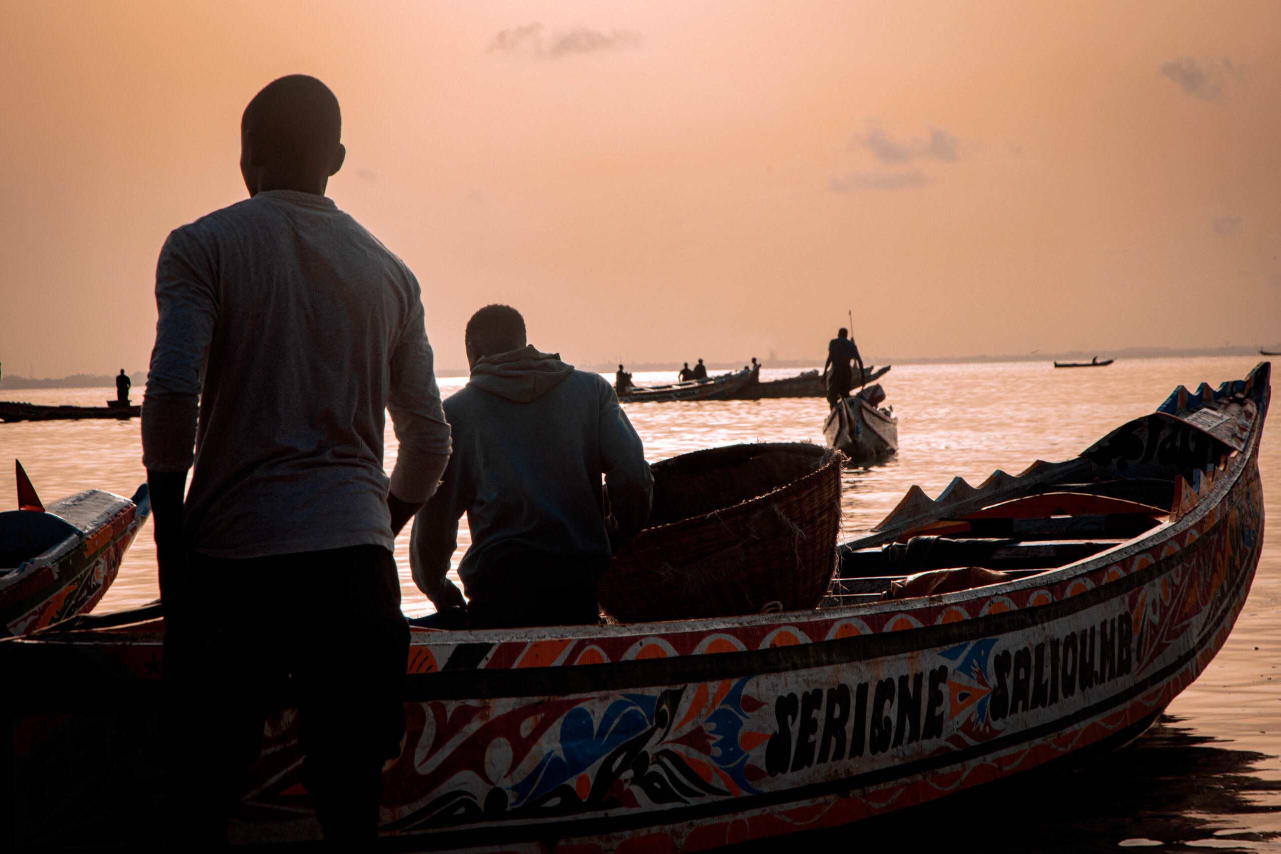 Coucher du Soleil La vie des pêcheurs à Dakar  – Bord de mer en pleine activité