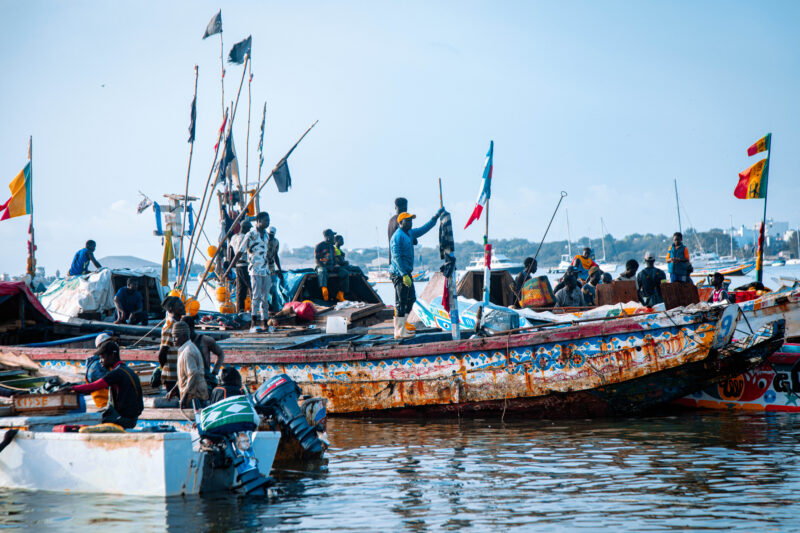 Pêcheurs sénégalais sur la corniche – Image de vie quotidienne
