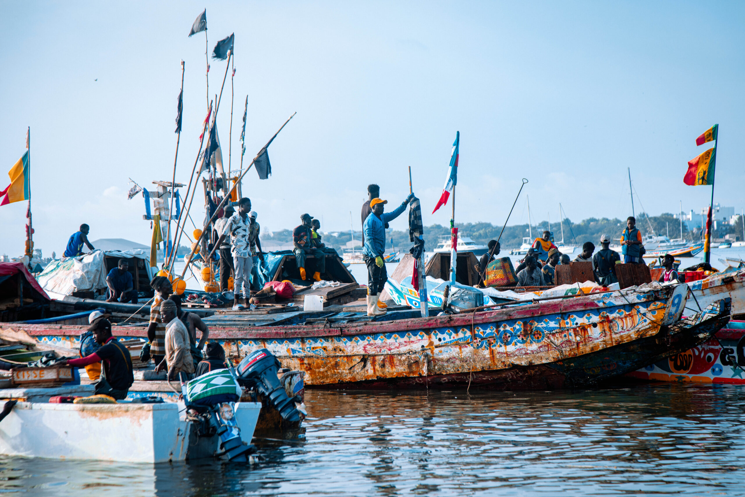 Pêcheurs sénégalais sur la corniche – Image de vie quotidienne